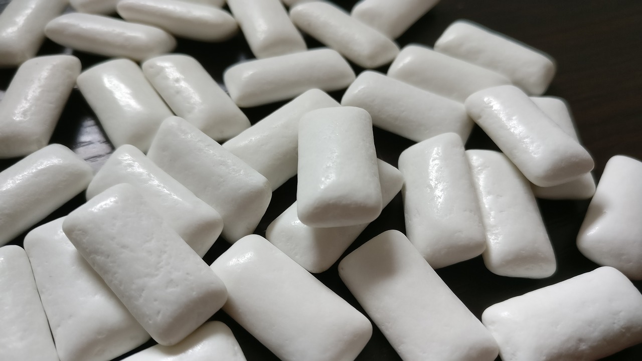 Chewing Gum Chew White Chewing Gum  - davidgaigg / Pixabay